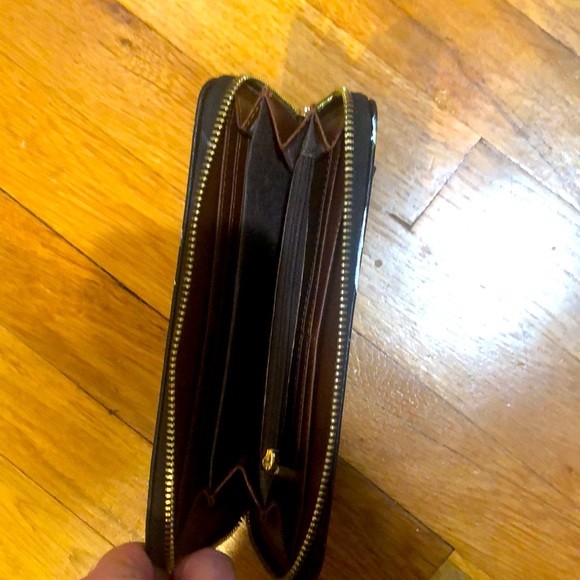 Wristlet/wallet zip around black/handpainted design w/card slots - Picture 3 of 6